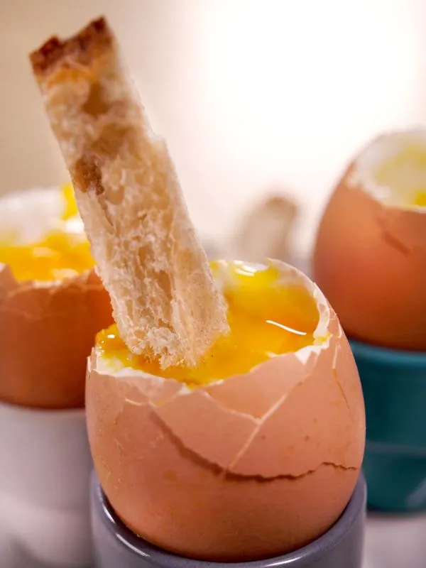 Huevos tibios con tiras de pan caseras